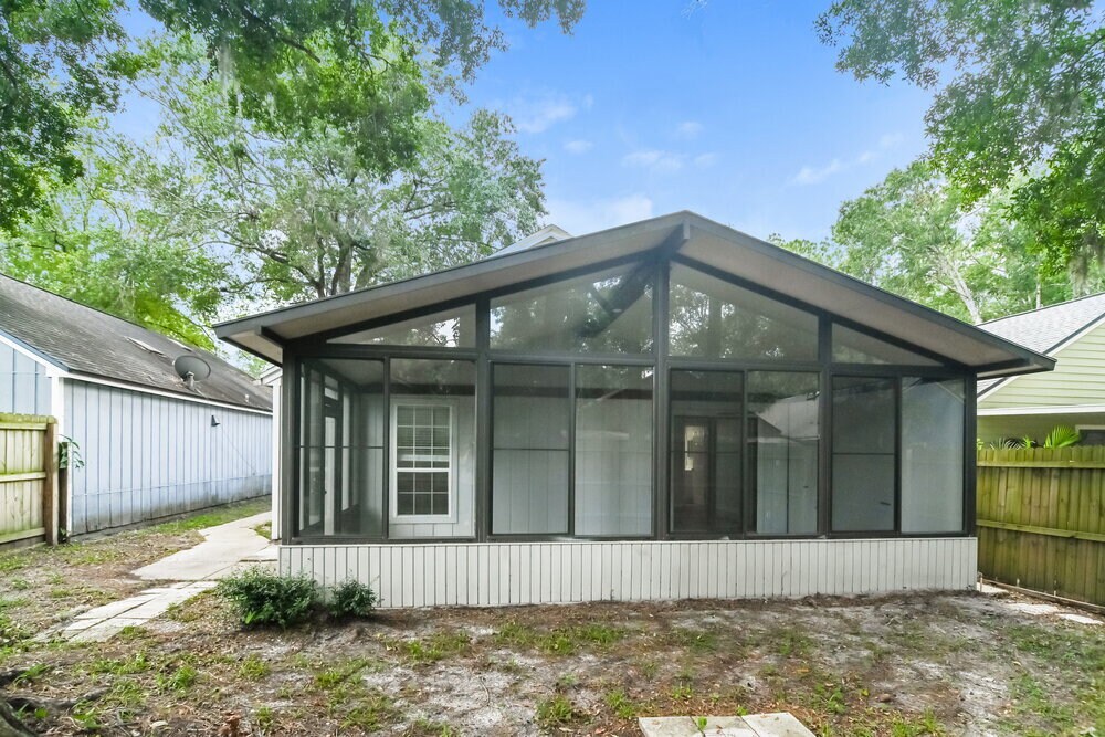 Building Photo - 1845 Alberta Ct N