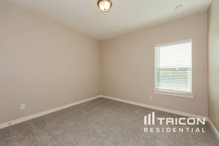 Building Photo - 5472 Granite Trl