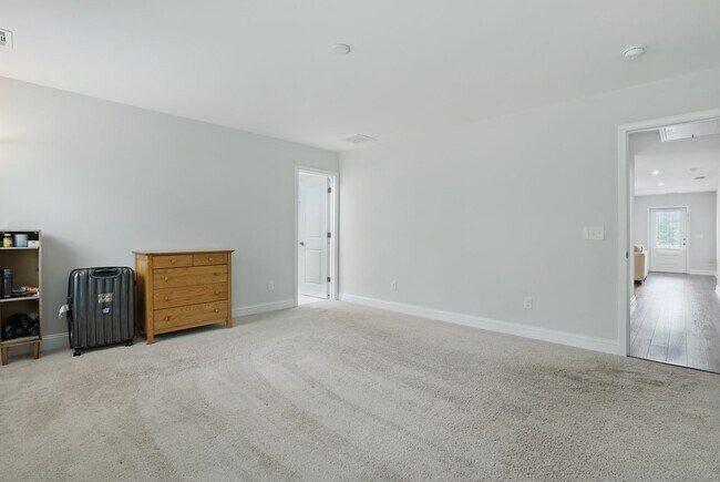 Building Photo - Spacious 5 Bedroom Home in Richmond Hill’s Waterways Community