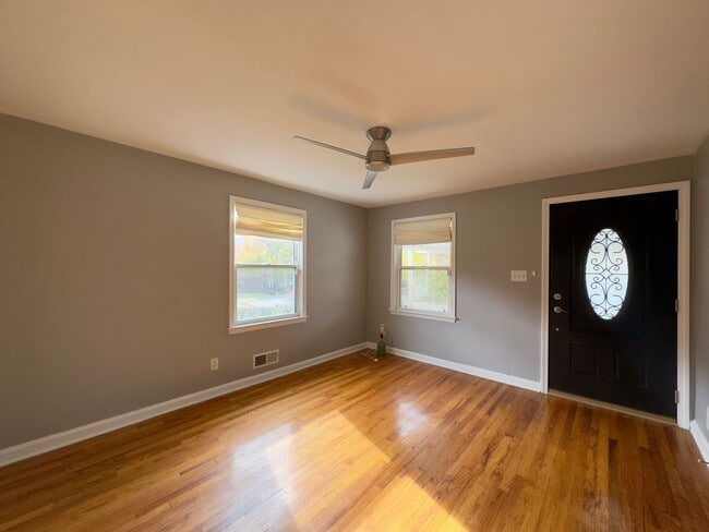 Building Photo - Charming 2 Bedroom/1 Bathroom Duplex Home ...