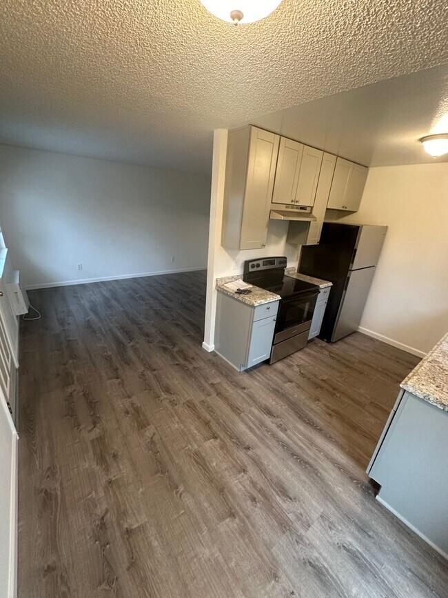 Building Photo - Nice move-in ready two bedroom one bath unit