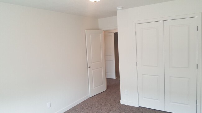 Building Photo - Spacious 3-Bedroom, 2.5-Bath Home in Cente...