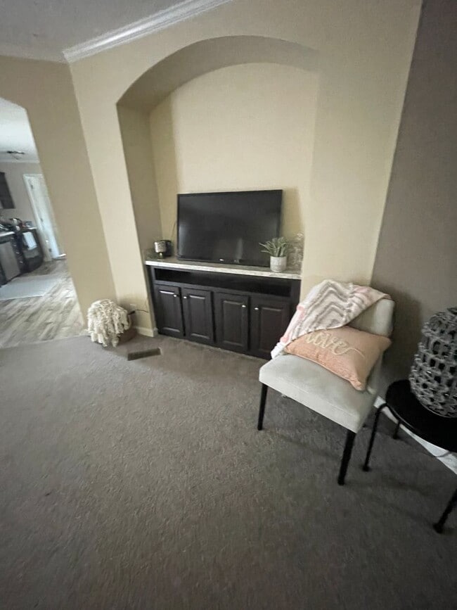Building Photo - 3 Bedroom 2 Bath Home with large Sunroom i...