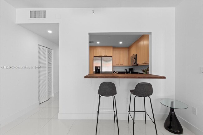 Building Photo - 225 Collins Ave