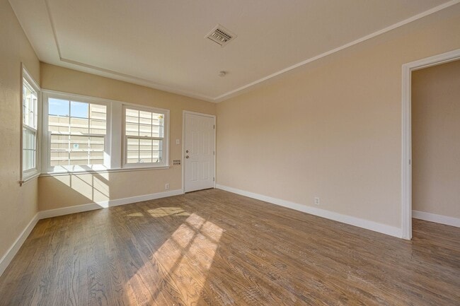 Building Photo - 914 S 4th St