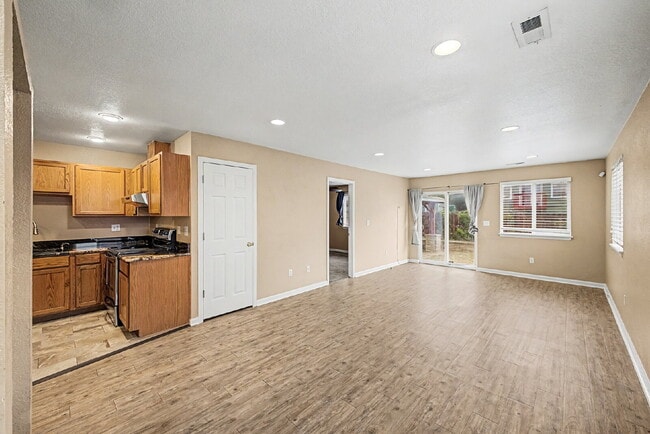 Building Photo - "Charming 3-Bedroom Duplex in Englewood with 2 Full Baths - Your Ideal Home Awaits!"