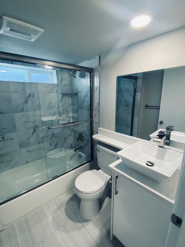 Building Photo - Large Corner Studio | Full Kitchen | In-Unit W/D | Pet Friendly