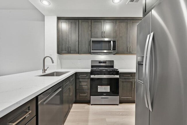 Building Photo - Beautifully Upgraded Park Avenue Condo Ava...
