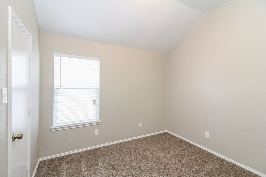 Building Photo - 709 Gillon Dr