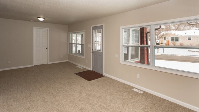 Building Photo - Beautiful 3 Bedroom 1 Bath Home - Pyramid ...