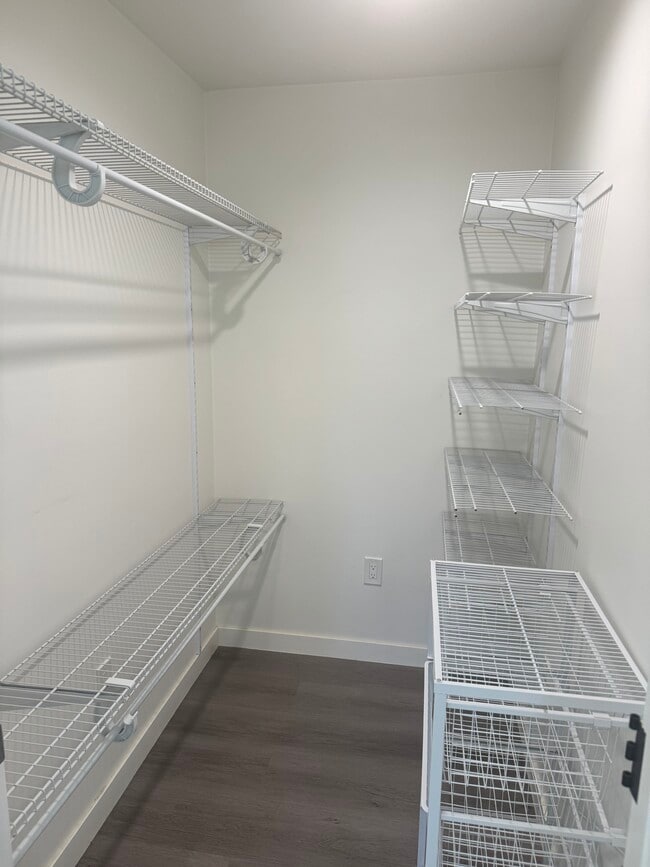 Building Photo - 332 Thompson Ave