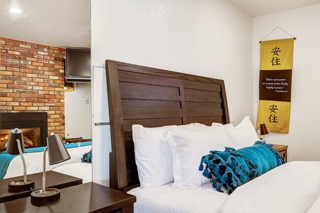 Building Photo - 8280 Queen St