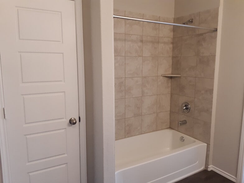 Master Bath Tub - 10818 Fox Trot