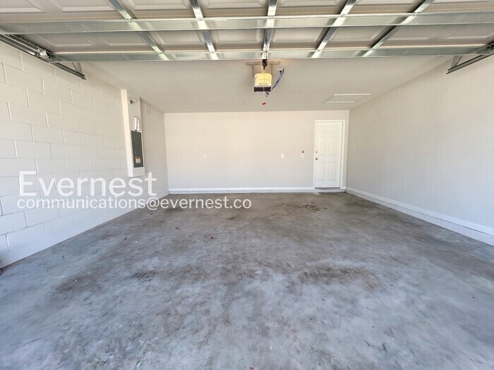 Building Photo - 8 Round Table Ln