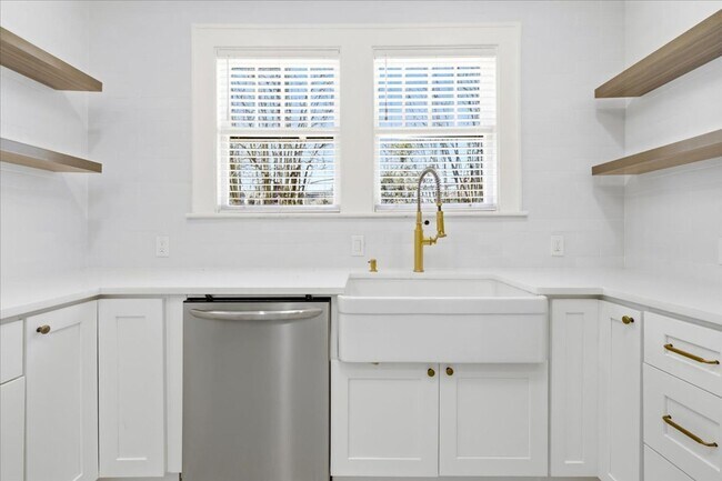 Building Photo - Move-In Ready 3BR/1.5BA Home with Private Backyard