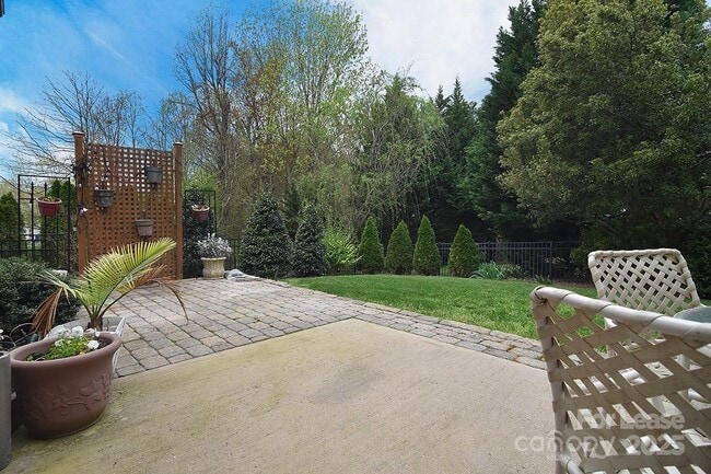 Building Photo - 1116 Sarandon Dr