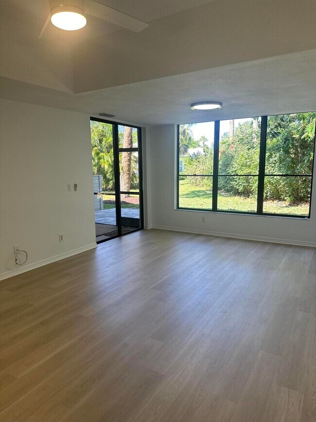 Building Photo - 5270 SE Seascape Way