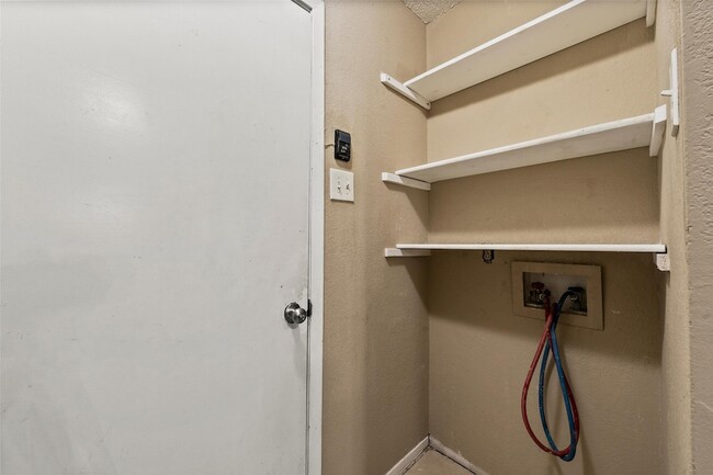 Building Photo - 614 Circle Creek Dr