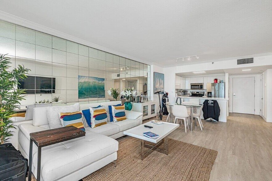 Building Photo - 2301 Collins Ave