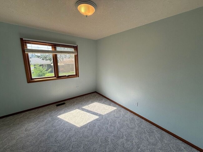 Building Photo - 460 SE Conifer Pl