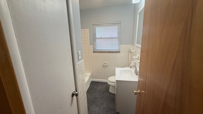 Building Photo - Single Family Three Bedroom in South Hills