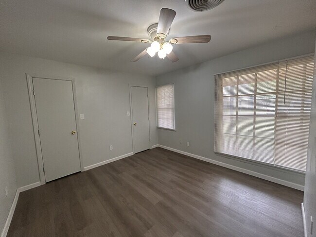 Building Photo - "Spacious 3-Bedroom Haven with an office/s...