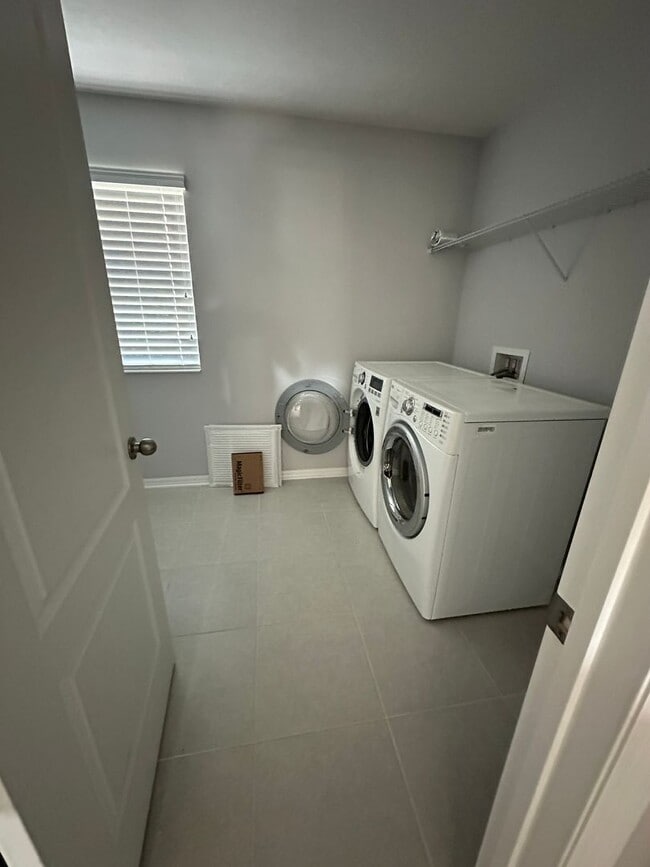 Building Photo - 4-Bedroom, 2.5-Bathroom in Saint Cloud