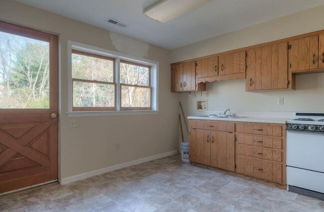 Building Photo - 550 Colhoun| Move In Ready!