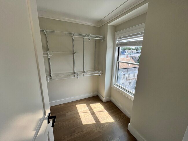 Building Photo - 303 Maverick St