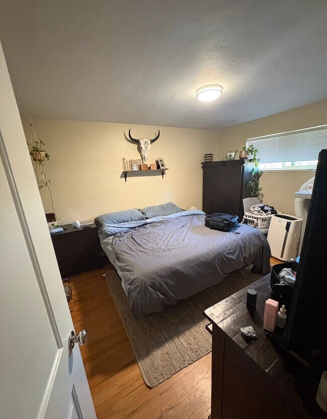 Building Photo - Updated 2BD Duplex | Edgewater Location