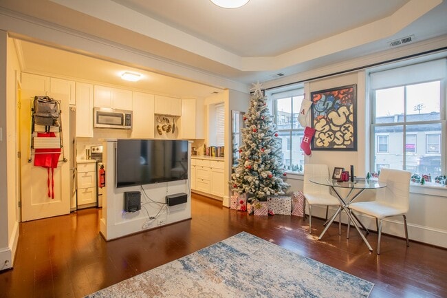 Building Photo - Lovely Studio Condo Unit in Columbia Heights!