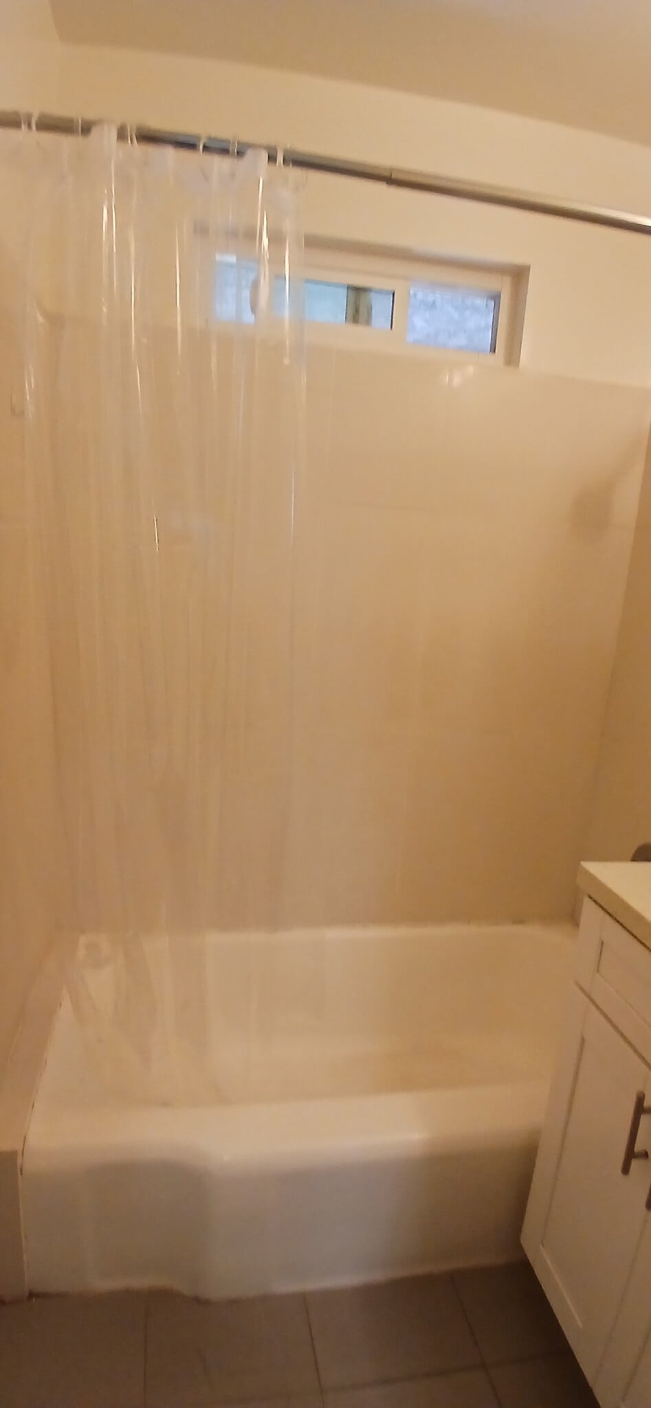 Bathtub - 1728 N Hollywood Way
