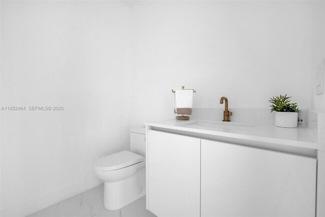 Building Photo - 700 NE 24th St