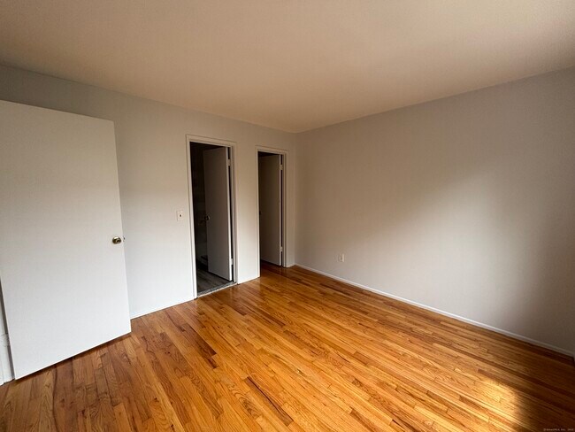 Building Photo - 17 Ferris Ave