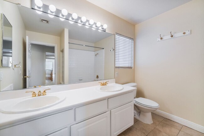 Building Photo - 5 bedroom home in Silverado Ranch area low upkeep yard