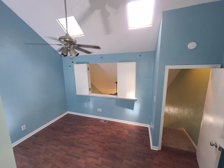 Upstairs bedroom - 1075 Ocala Rd