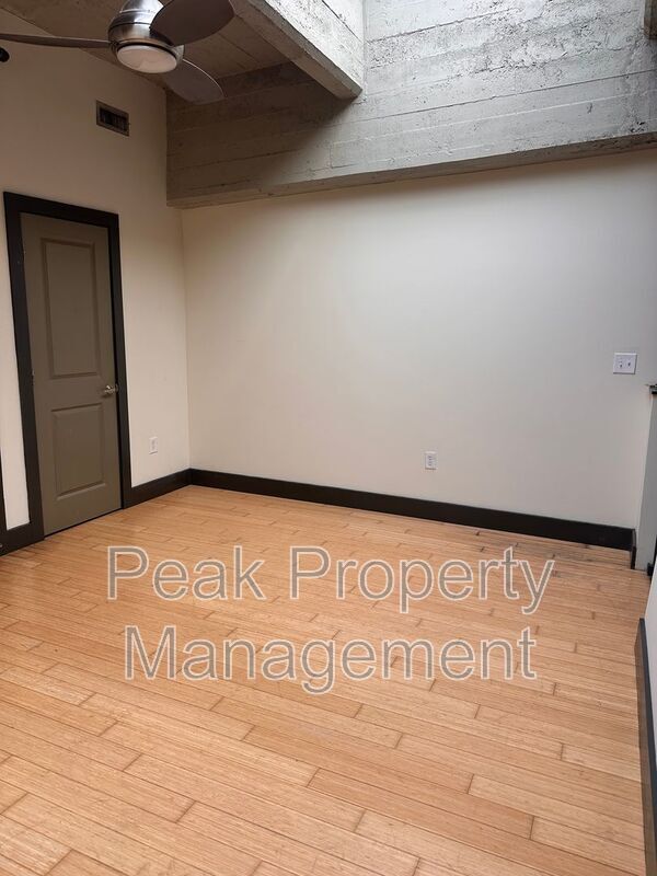 Building Photo - 212 W 7th St