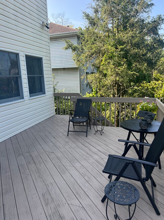 Building Photo - 33 Gainsborg Ave E