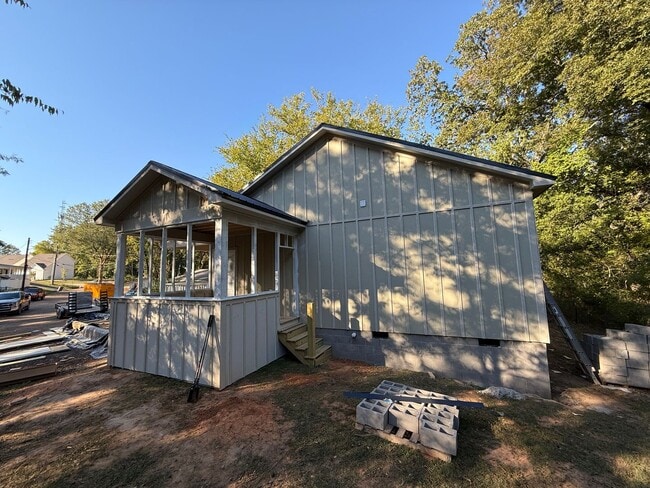 Building Photo - 1218 Rogers Rd