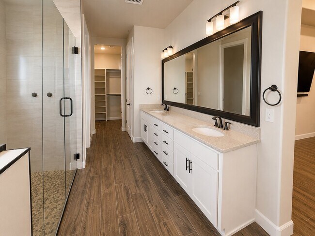 Building Photo - 876 Eastwell Dr