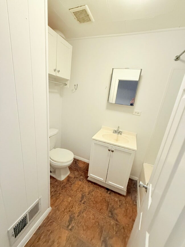 Building Photo - PERFECT FOR STUDENTS OR FAMILY NEEDING "IN-LAW SUITE"