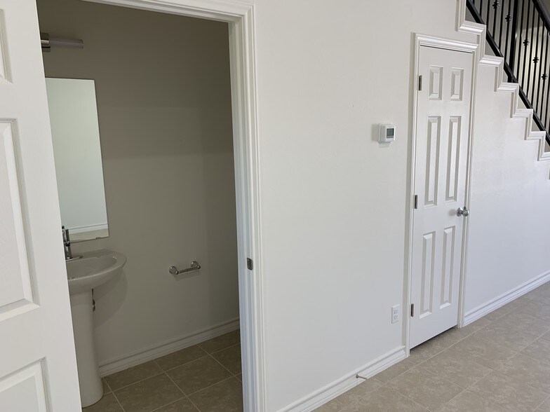 Building Photo - 602 Basswood Dr