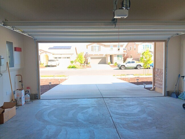 Building Photo - Newer 4 Bedroom Home is now for rent!