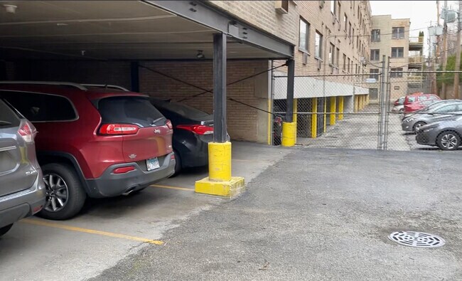 Building Photo - 526 W Roscoe St