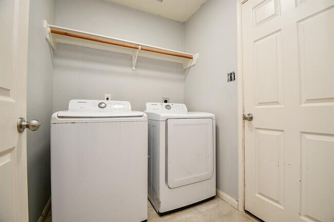 Building Photo - 6615 Poplar Rose Ct.