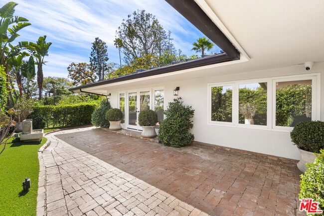 Building Photo - 9881 Beverly Grove Dr