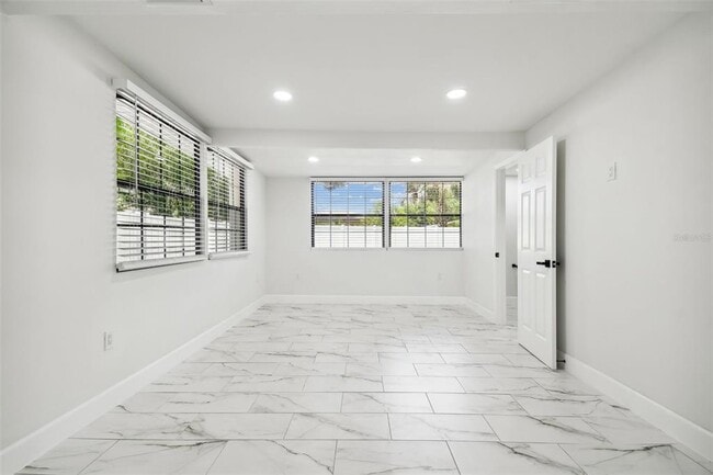 Building Photo - 4910 N Darby Ave