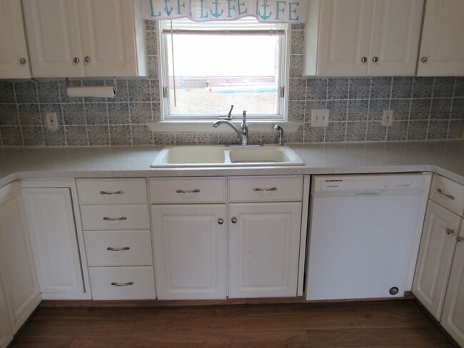 Building Photo - 4 bedroom lake view home