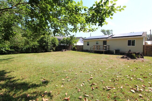 Building Photo - 3/2 with Updated Kitchen & Solar – Minutes...