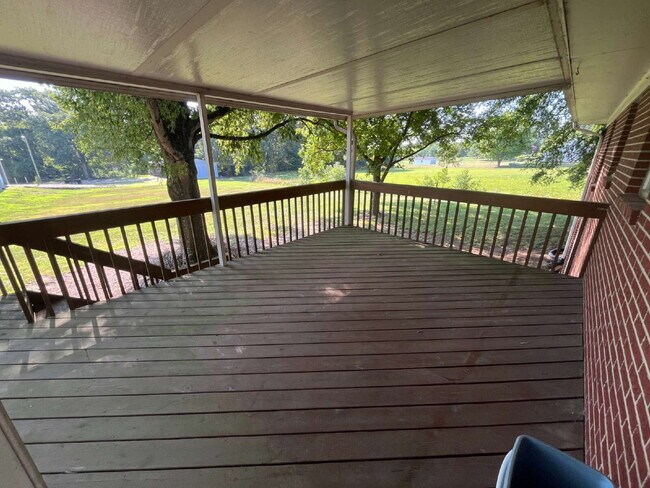 Building Photo - "Charming 3-Bedroom Retreat with Spacious Living in Colfax!"